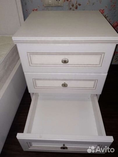 Тумба прикроватная