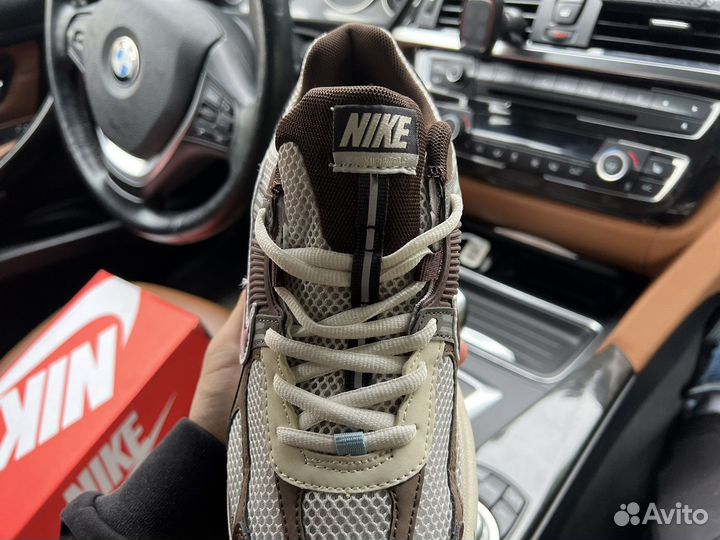 Кроссовки Nike Vomero 5