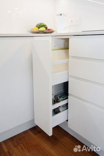 Кухонный гарнитур белый угловой