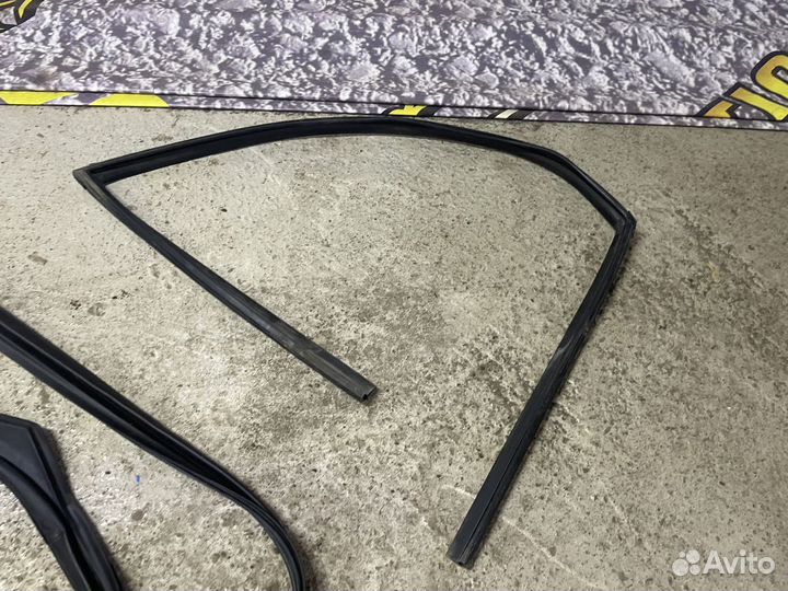 Уплотнитель передней правой двери Kia Sportage 4