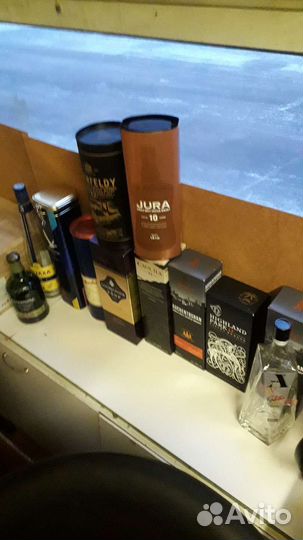 Пустые коробки и бутылки от виски