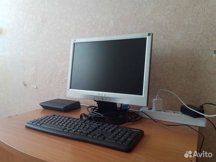 Монитор и клавиатура Logitech