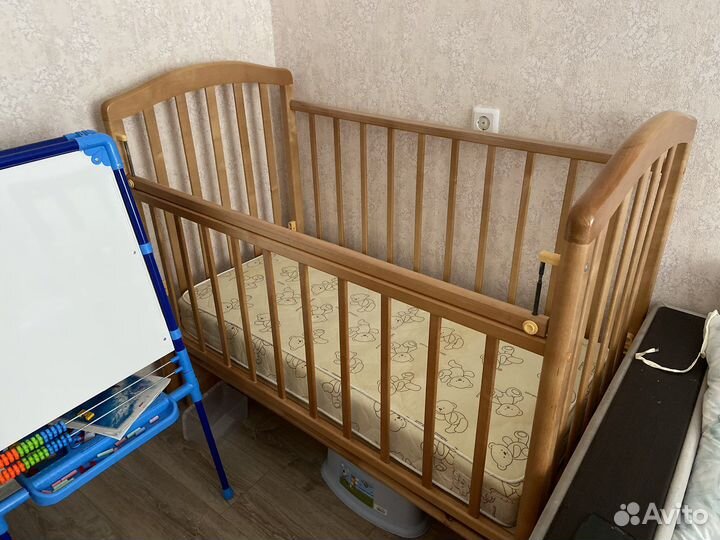 Детская кроватка с поперечным маятником