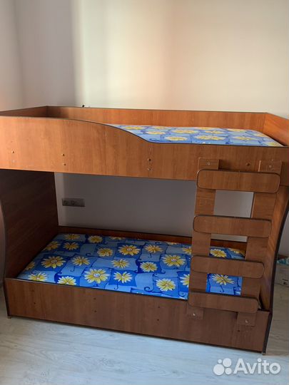 Кровать двухьярусная
