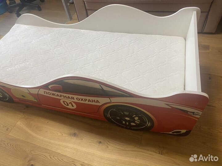 Детская кровать-машинка