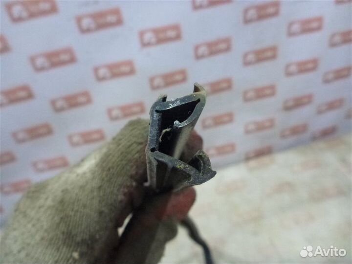 Уплотнительная резинка стекла задняя правая Lexus