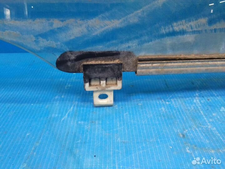 Стекло двери передней правой Toyota Avensis II 200