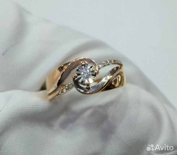 Кольцо с природным камнем Золото