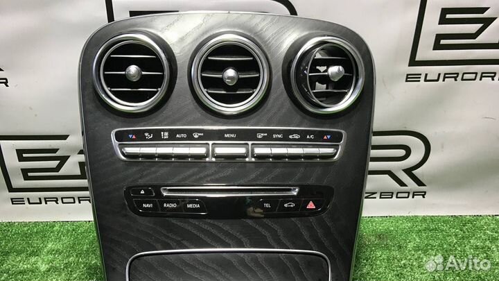 Консоль салона (центральная часть) Mercedes-Benz