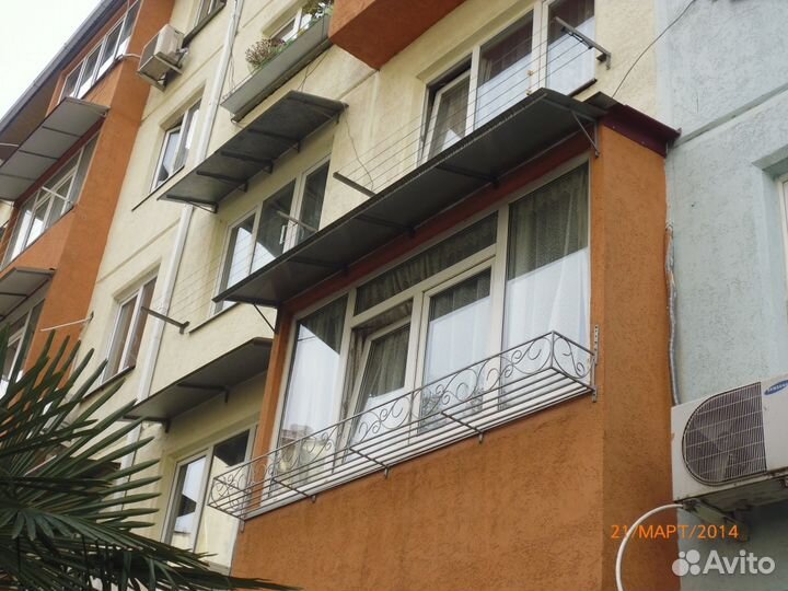 Козырьки (навесы над окнами), бельевые кронштейны