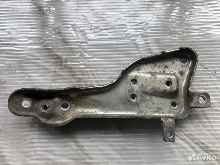 Кронштейн Mercedes-Benz C-Class W204 OM651.913