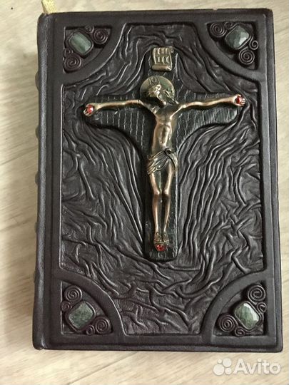 Библия в кожаном переплете с крестом