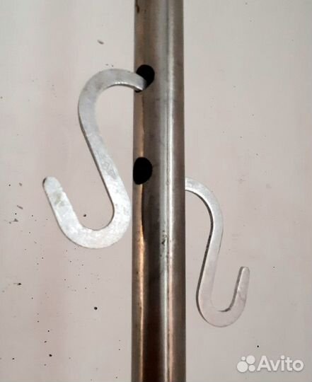 Вешалка для одежды и вещей