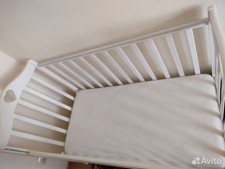 Детская кроватка с продольным маятником