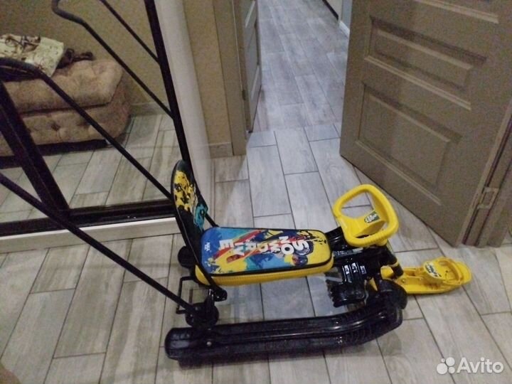 Детский снегокат с ручкой и колесами