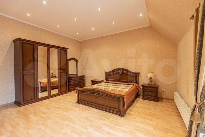 Дом 1479 м² на участке 22 сот.