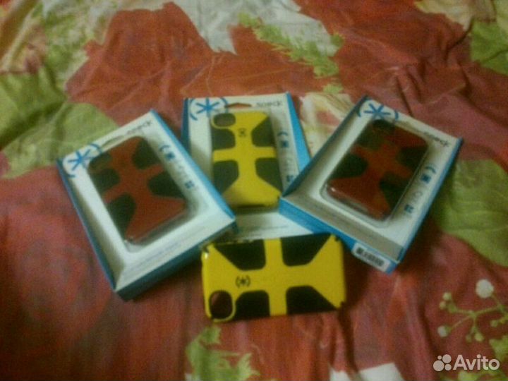 Резиновый чехол на Apple 4; 4s остались 2желтых