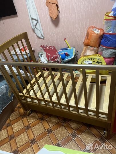 Детская кроватка с продольным маятником