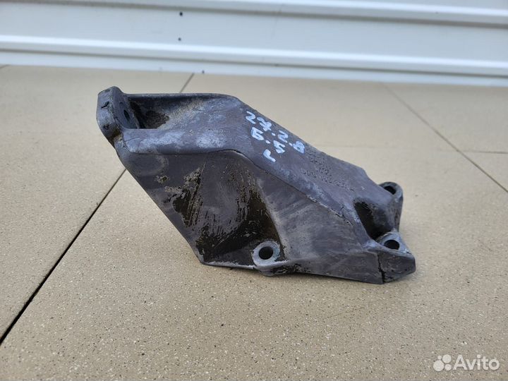 Кронштейн двигателя левый VW Passat B5