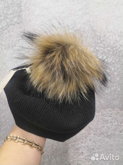 Шапка с натуральным помпоном женская
