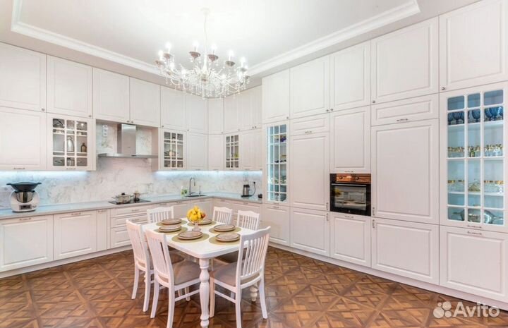 Угловой кухонный гарнитур современный