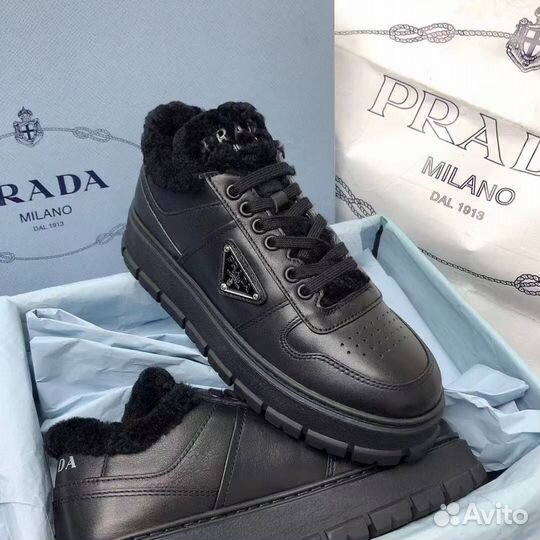 Женские кроссовки prada с мехом