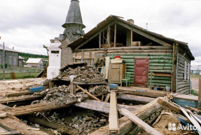 Снос, разбор старых домов, ветхих построек