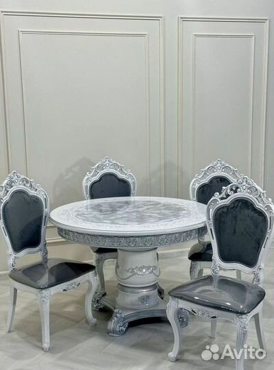 Большой обеденный стол и стулья