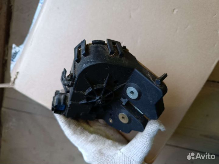 Замок крышки багажника новый Ford Focus1