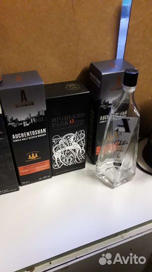 Пустые коробки и бутылки от виски