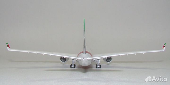 Модель самолёта Boeing 777-9 Emirates (сложенное к