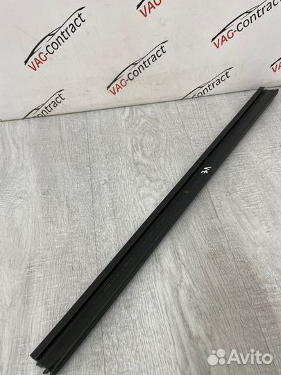 Уплотнитель стекла двери задний левый Skoda Yeti