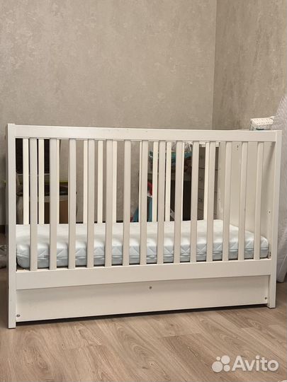 Детская кроватка с матрасом