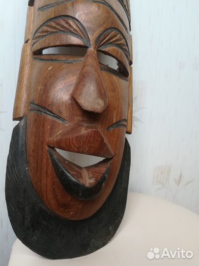 Маска из дерева