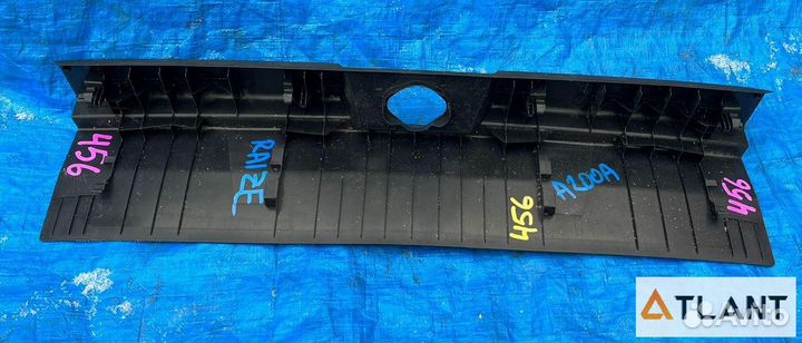 Пластик замка багажника toyota raize