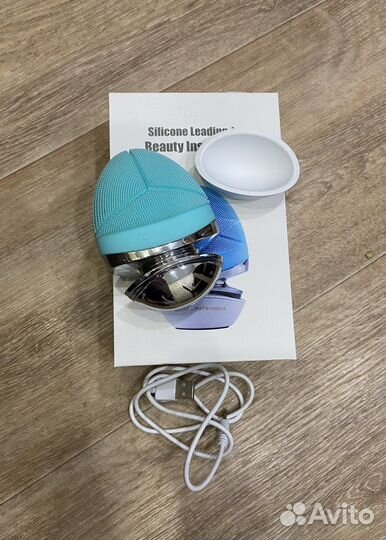 Силиконовая щеточка для очищения кожи лица и шеи