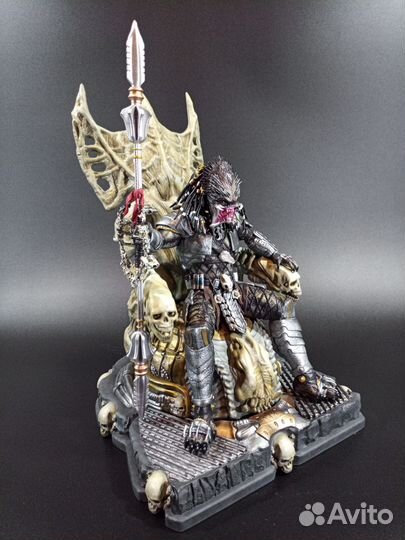 Фигурка Король Хищник на троне (King Predator)