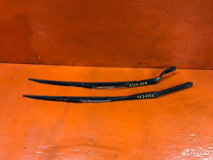 Поводок стеклоочистителя правый mitsubishi galant E3*