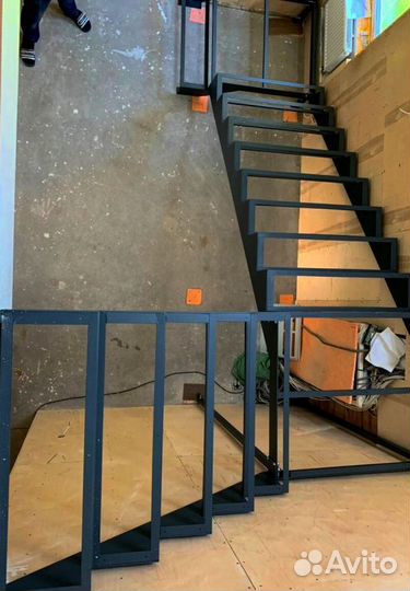 Лестница на металлокаркасе закрытого типа