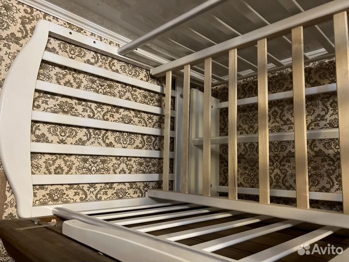 Детская кроватка с маятником