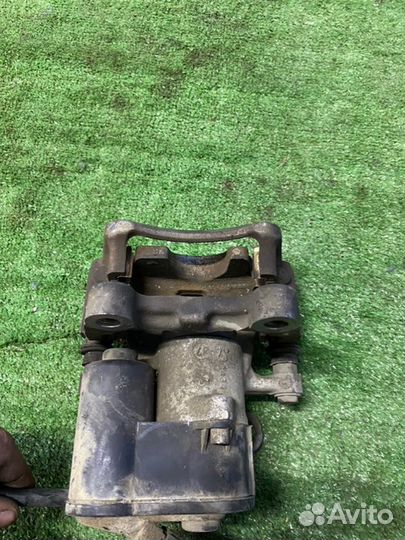 Суппорт тормозной задний правый Volkswagen Passat