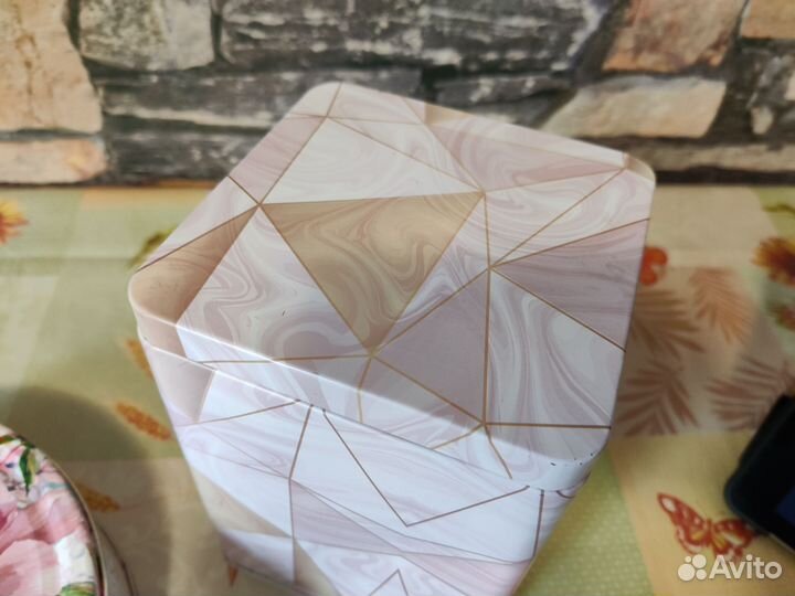 Две жестяные банки для хранения б/у