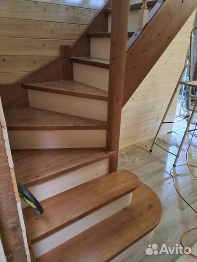 Межэтажная деревянная лестница