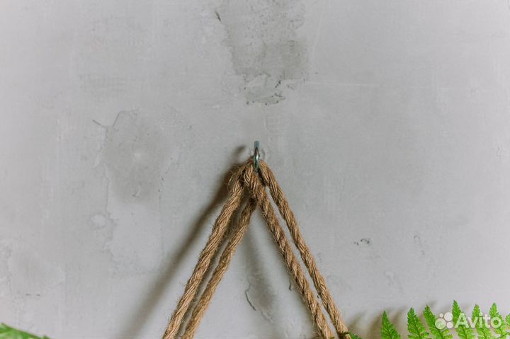 Деревянная полка на канатах в стиле сканди