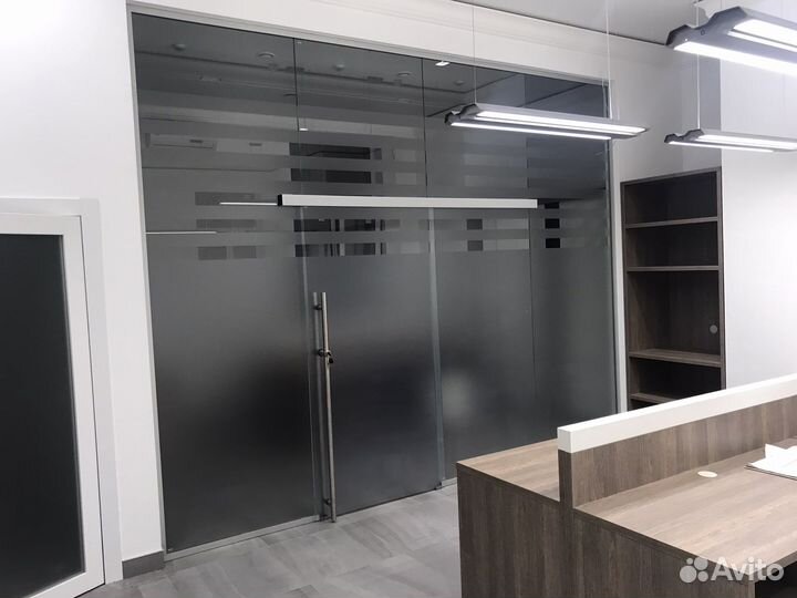 Офисная стеклянная перегородка с матовой плёнкой