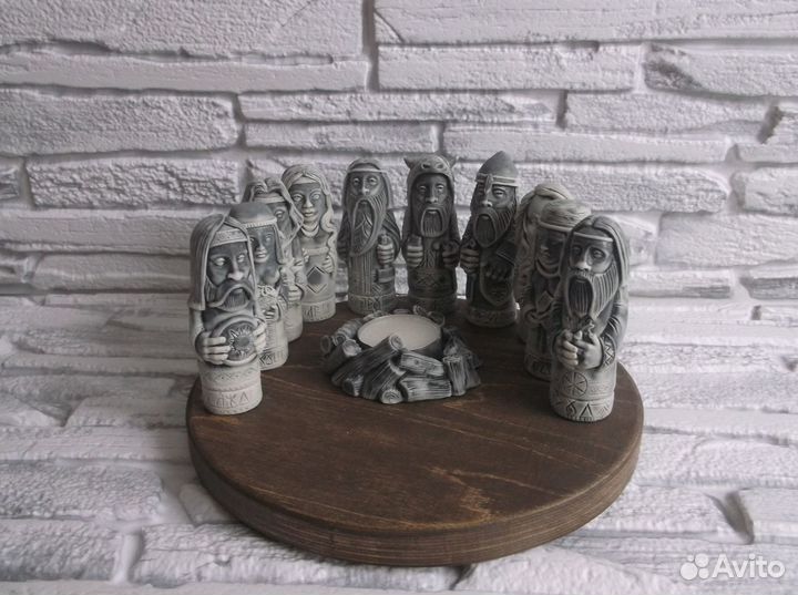 Статуэтки славянских богов у костра