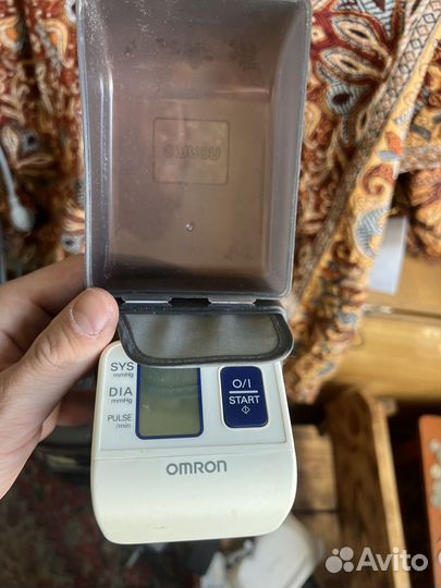 Тонометр на запястье omron
