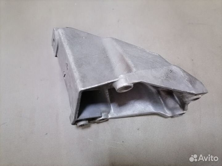 Кронштейн двигат.Volkswagen Passat B5 ADR 1996-00