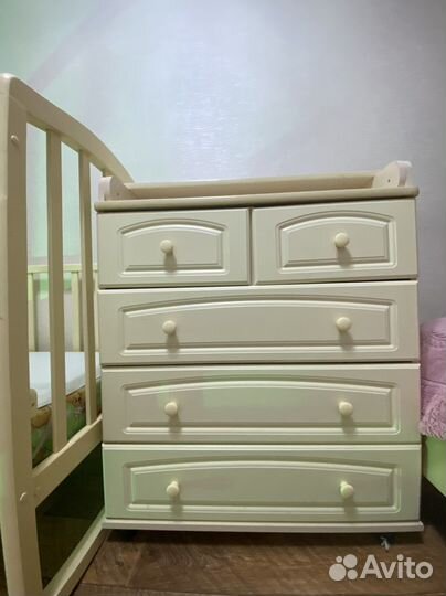 Детская кроватка и пеленальный комод