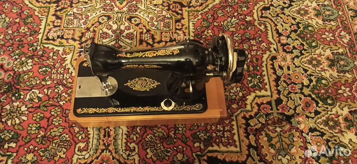 Бытовая швейная машинка